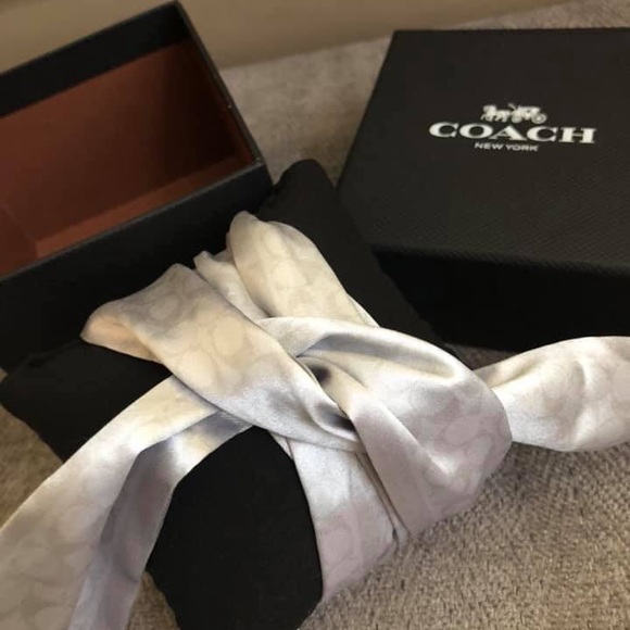 Coach Perry Scarf Wrap Ladies Analog Watch - Picture 5 of 8